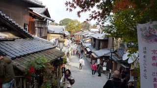 二年坂 --- 京都の町って、ほんとにどこでも絵になります。