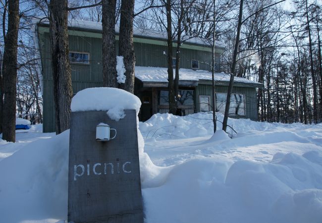まっすぐな道路の先にある森のカフェ