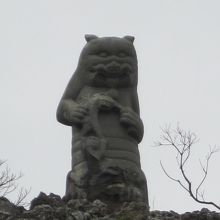 屋根にある石造のひとつです