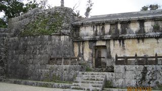 昔のお墓ですが、どっしりとして重厚な感じがします。パワースポット的な風景ではないでしょうか