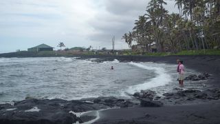 真っ黒な砂で不思議な光景