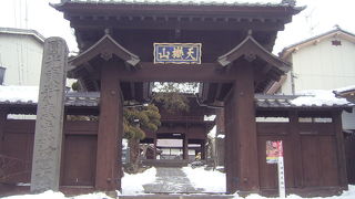 光岳寺の山門です。