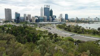 高台にあるのびやかな公園