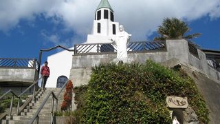 ライトグレーの尖塔を持つ綺麗な教会