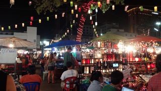 歩道に広がる露店