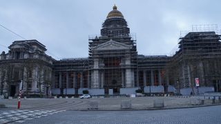 最高裁判所は、ただ今外壁改修工事中