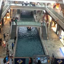 モール内を流れる川