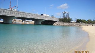 那覇市内にある綺麗なビーチです。水の色、細かい砂の浜、市民の憩いの場所です。