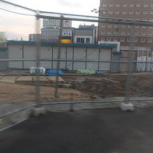 駅付近で工事が進行している様子