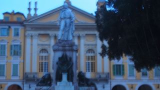 イタリア統一の英雄からの由来の広場