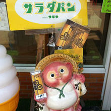 お店の入り口のタヌキ