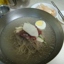 看板メニューの水冷麺