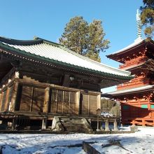 観能堂　間に護摩壇　三重塔