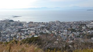 葉山で海の展望が楽しめる山