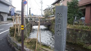 時期によって違うのかもしれませんが、大野庄用水と比べると、けっこう水量が多くて、勢いもありました