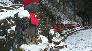 残雪の中のお地蔵様にお参りしたくて、訪ねました。