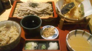 空港内にあるおそば屋さん