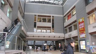 日吉駅は、東急東横線と横浜市営地下鉄が交差するようになり、大きく発展しました。