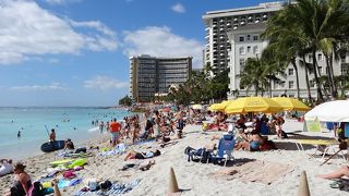 ワイキキビーチの砂は運び続けられているので砂浜が残っていますが!!