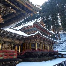 手前少し写っているのが、拝殿　奥が本殿