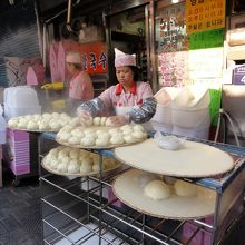 できたマンドゥがあっという間にはけていきます