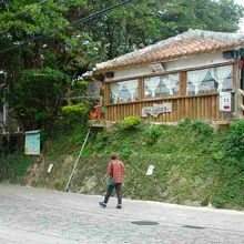 石畳のやちむん通り沿い、やや高台にある