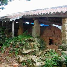 斜面を上のほうへ登るように細長くのびる窯の跡