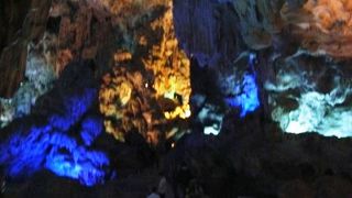 派手にライトアップされてます。