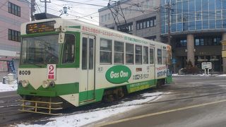 めずらしい路面電車に子供が興奮。