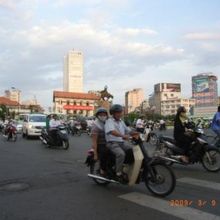 ベンタイン市場の前　物凄い交通量　渡るのが大変　気をつけて