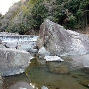 桜や紅葉が美しい景勝地　ホタルが出ることも！