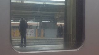 ホームの東の端にきしめん屋が…