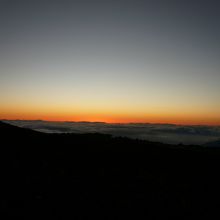 太陽が沈んでもしばらくはこんな風に明るい。