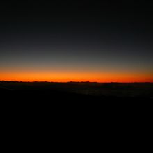 このオレンジと群青色がもう最高です