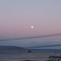 部屋から見た海とお月様