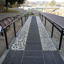 素足で歩くと痛い健康道