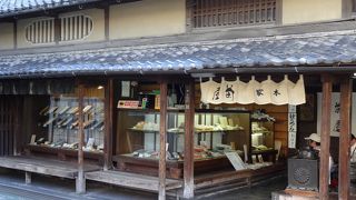 歴史を感じる佇まい。上品な和菓子にメロメロです。