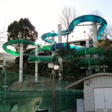 夏はプールが、ウォータースライダー