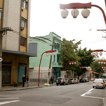 鳥居までの道沿いには、提灯ぶら下げた街灯があります。