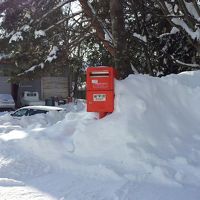 玄関横にチビポスト。道路を渡るとコンビニでした。