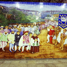出入口近くにあった大壁画。移民時代を表現している？