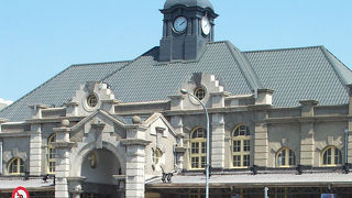 古い面影を残した駅舎＝新竹駅＝