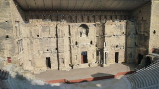 舞台背後の石壁が見事です