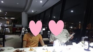 値段の割にサービスがイマイチ。料理も遅い。