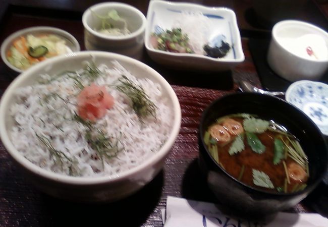 何でもおいしい店