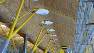 近代的なきれいな空港　意外に広いので気をつけて！