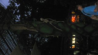 暗闇の中をトロッコで移動