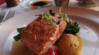 シーフードのメニューが豊富な本格的レストラン!　夕方は、English Bayの夕焼けがキレイ!