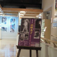 壁一杯に張られた映画のポスター