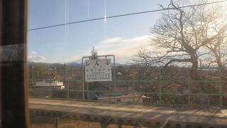 盛り土の上の無人駅